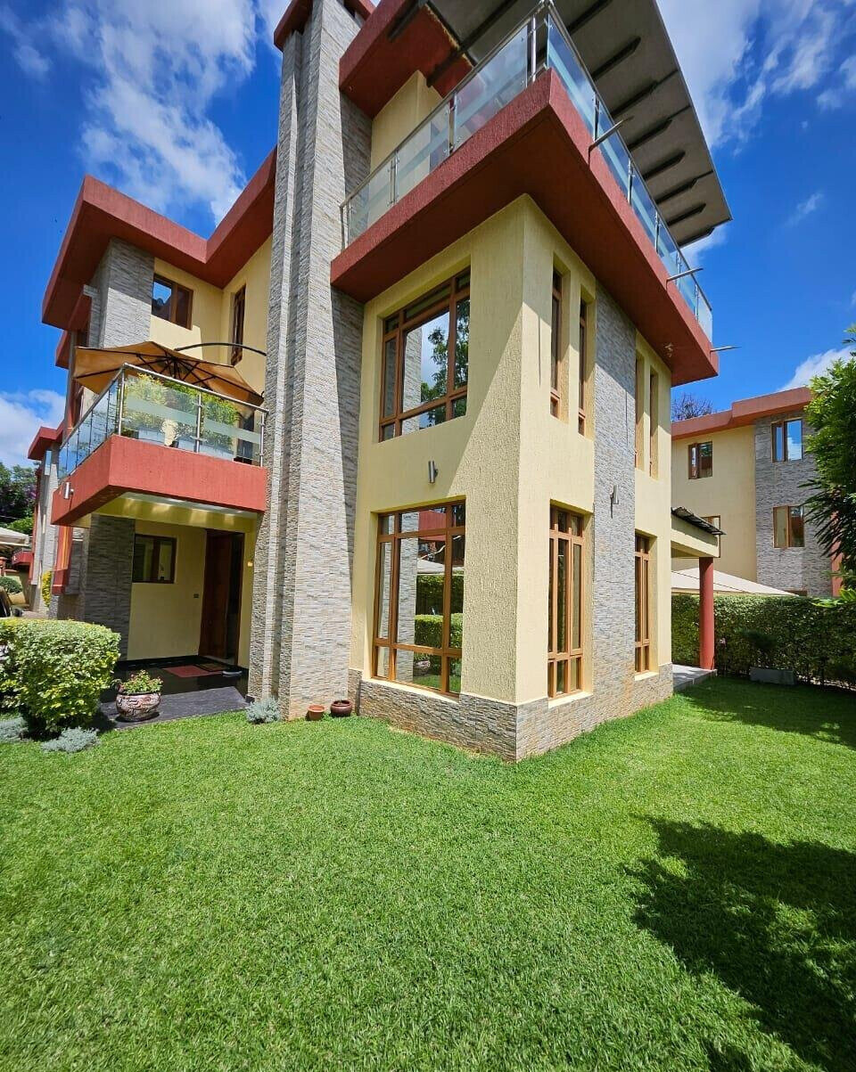Algarve Villa with Jacuzzi & Electric Fireplace - Lavington