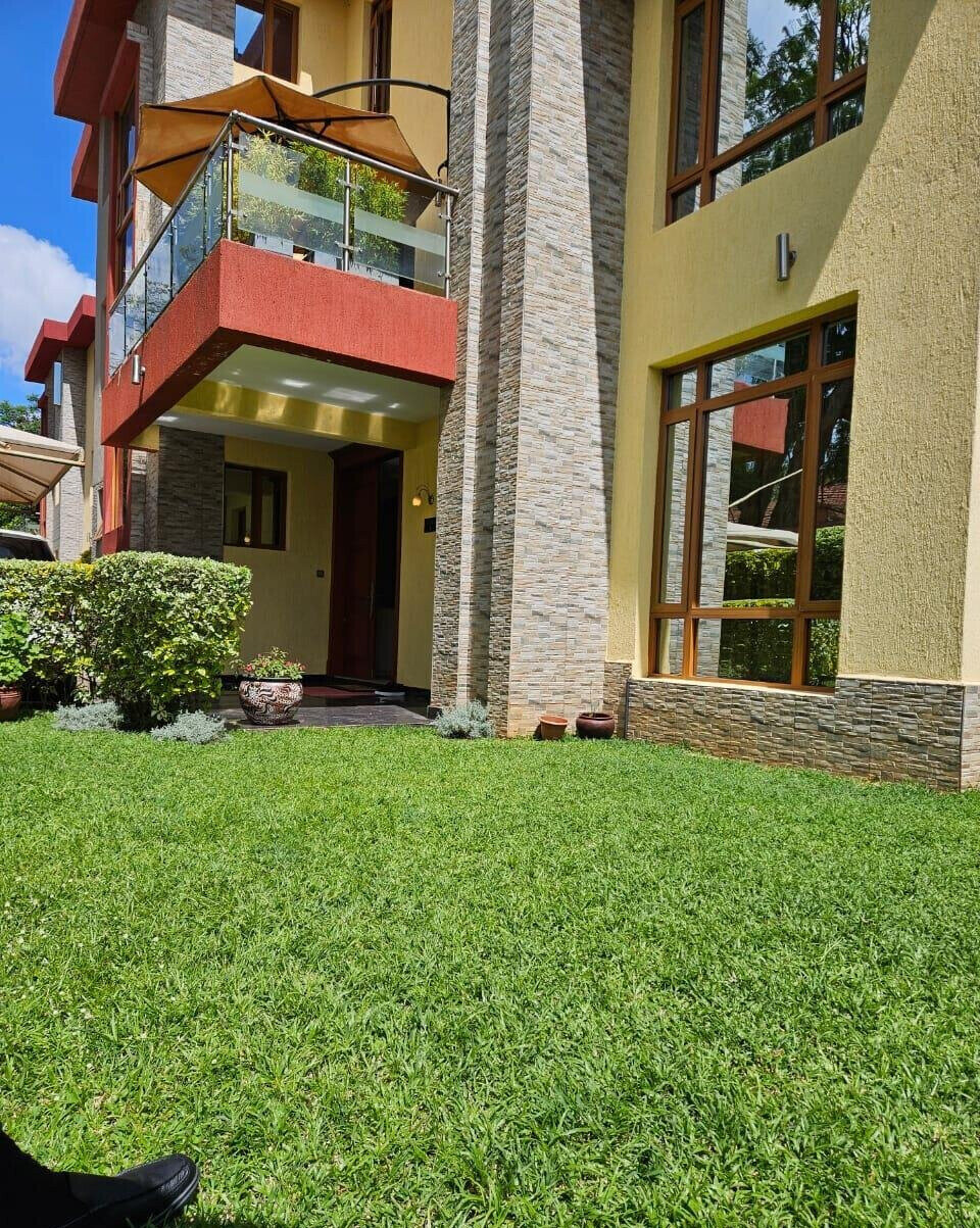 Algarve Villa with Jacuzzi & Electric Fireplace - Lavington