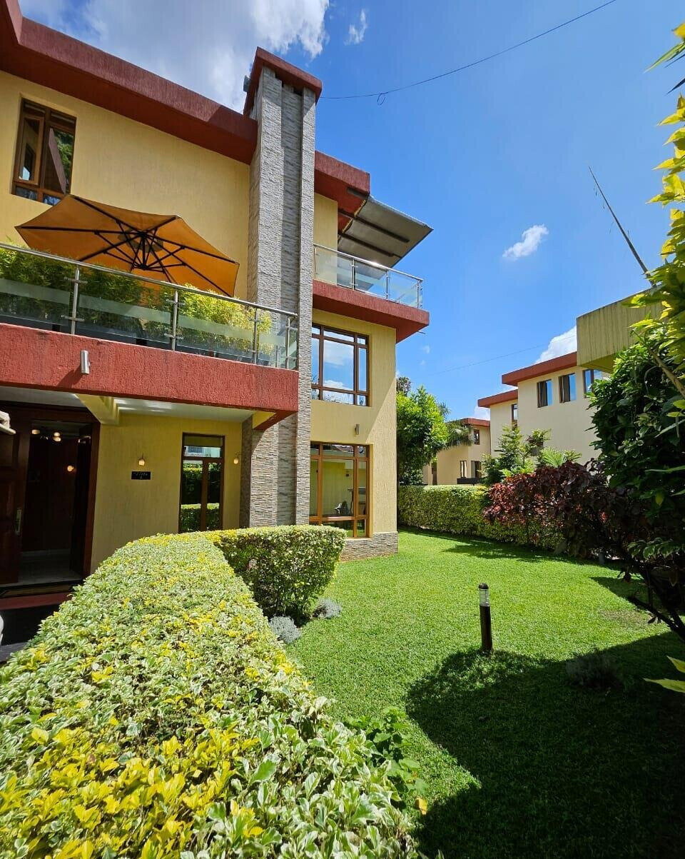 Algarve Villa with Jacuzzi & Electric Fireplace - Lavington