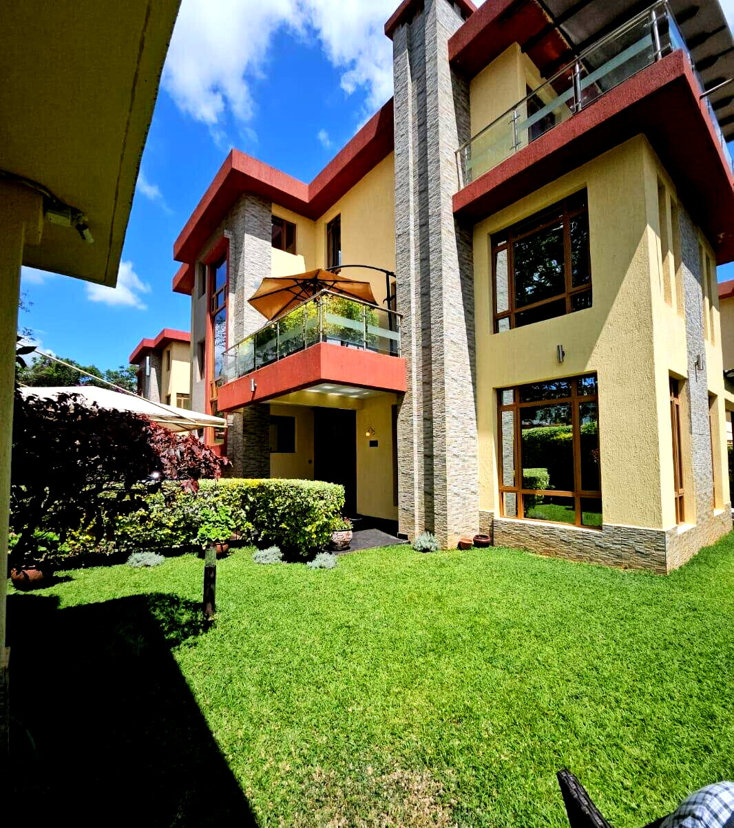 Algarve Villa with Jacuzzi & Electric Fireplace - Lavington