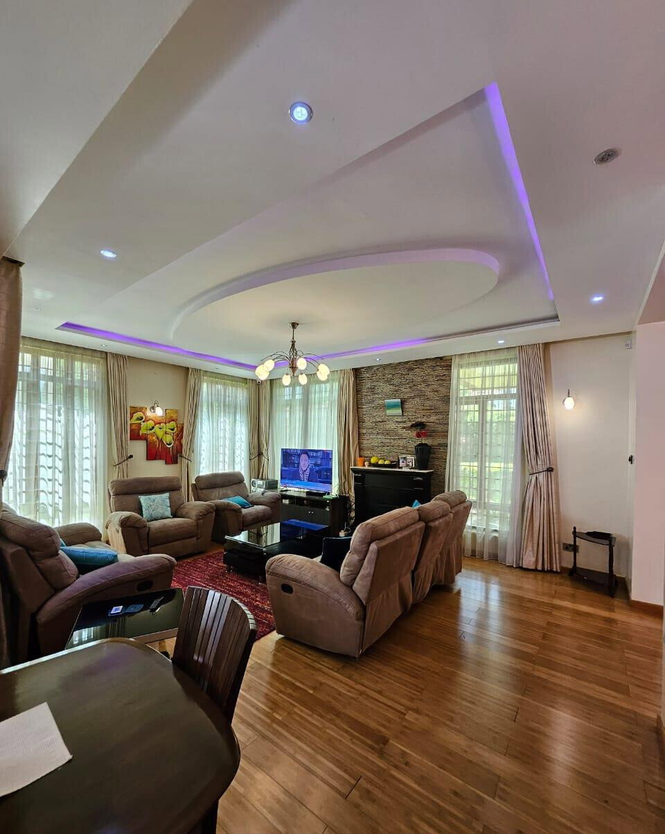 Algarve Villa with Jacuzzi & Electric Fireplace - Lavington