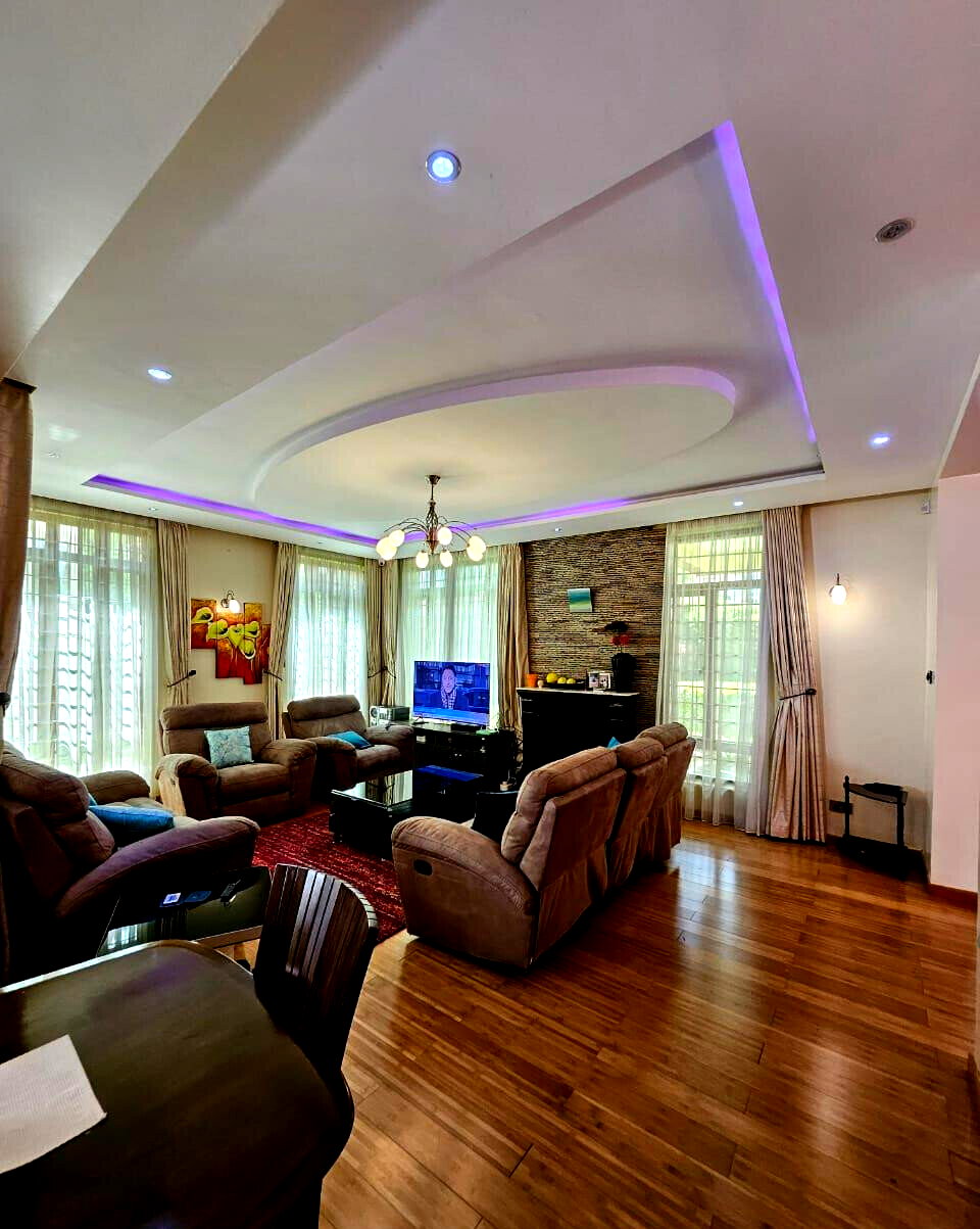 Algarve Villa with Jacuzzi & Electric Fireplace - Lavington