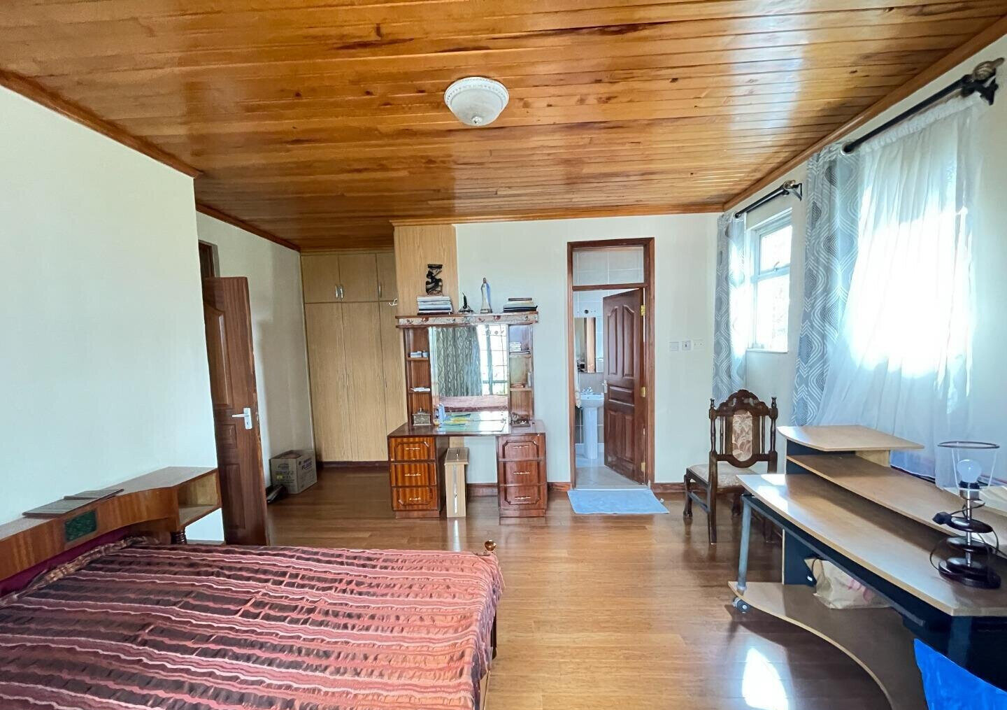 5-Ensuite Townhouse with Fireplace & Private Garden - Lavington