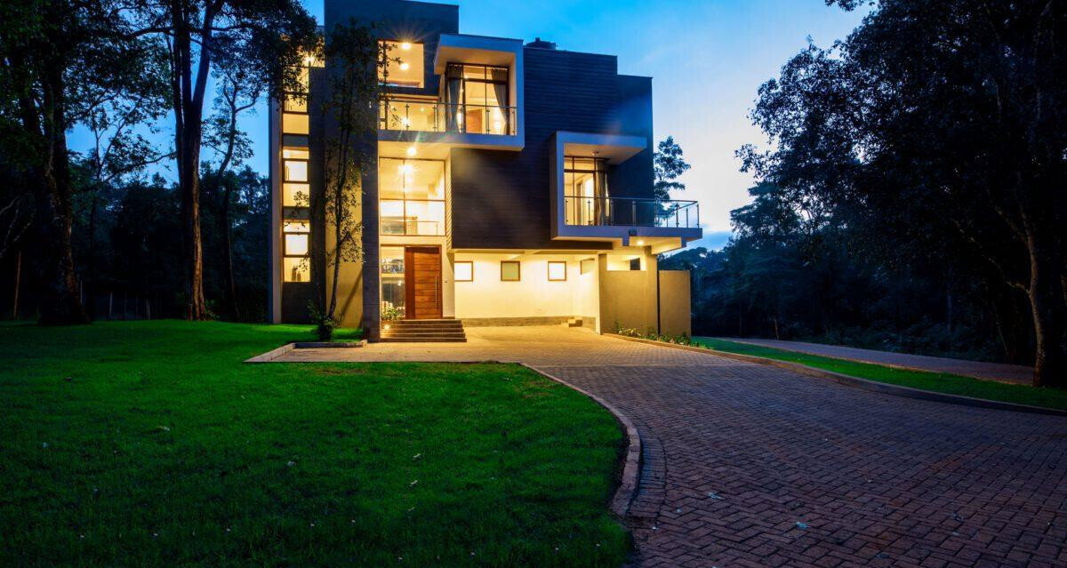 5-Ensuite Townhouse with Lift & Rooftop Access – Karen