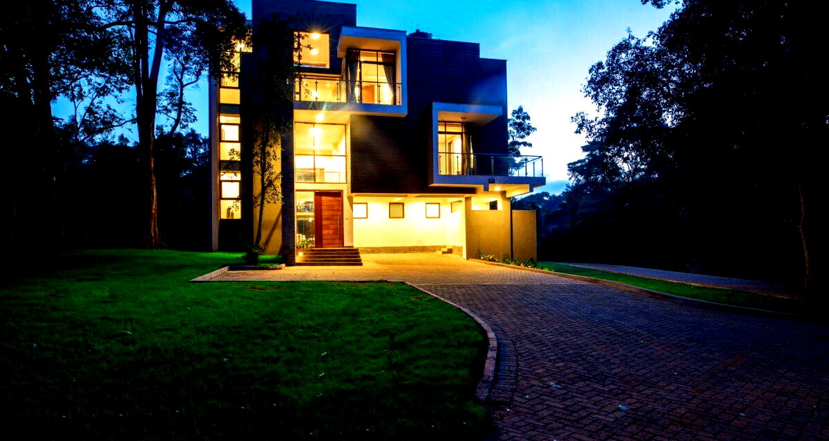 5-Ensuite Townhouse with Lift & Rooftop Access – Karen