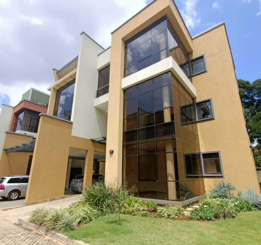 5BR Townhouse with Rooftop Terrace & DSQ - Lavington