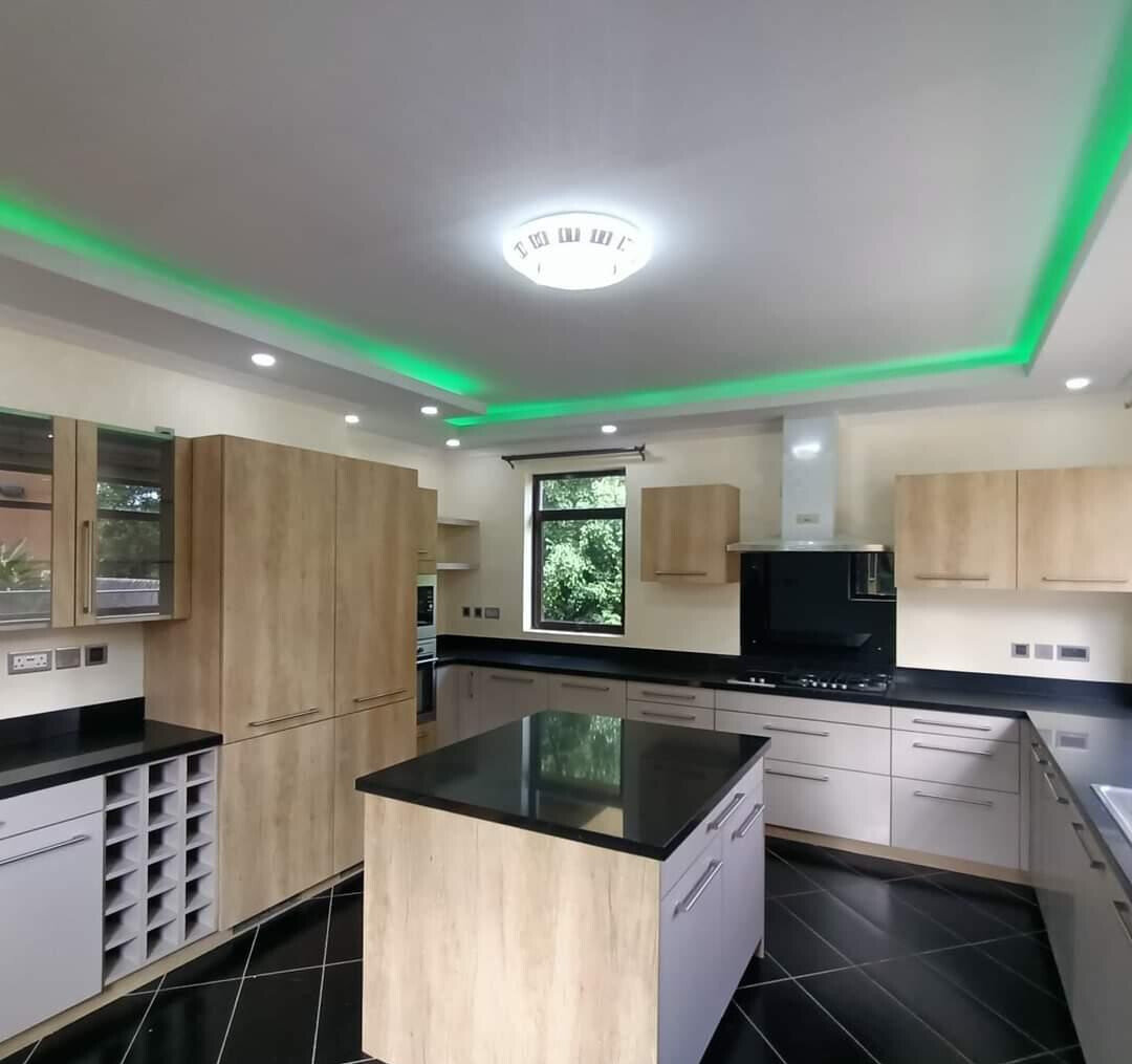 5BR Townhouse with Rooftop Terrace & DSQ - Lavington