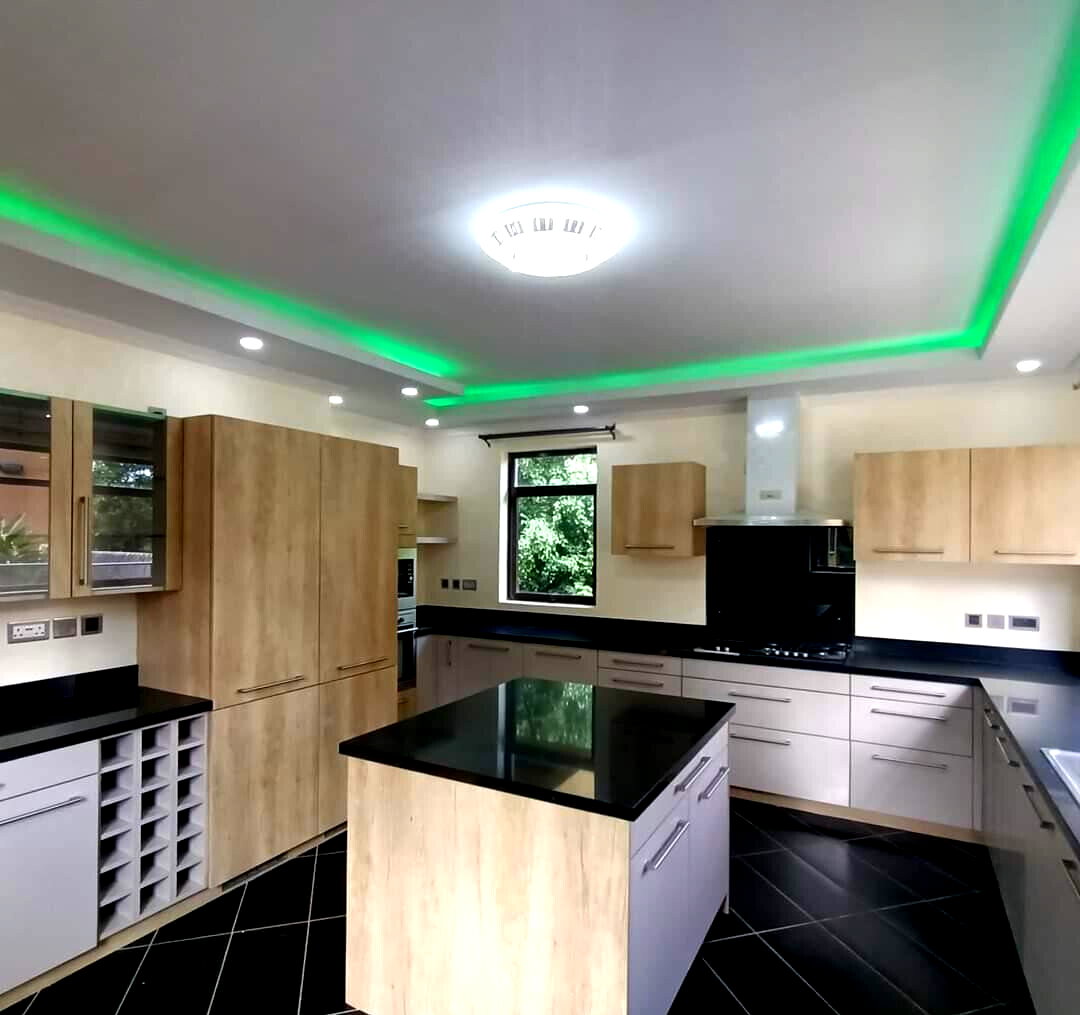 5BR Townhouse with Rooftop Terrace & DSQ - Lavington