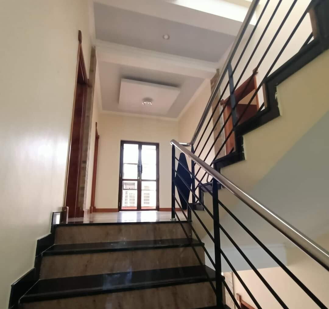 5BR Townhouse with Rooftop Terrace & DSQ - Lavington