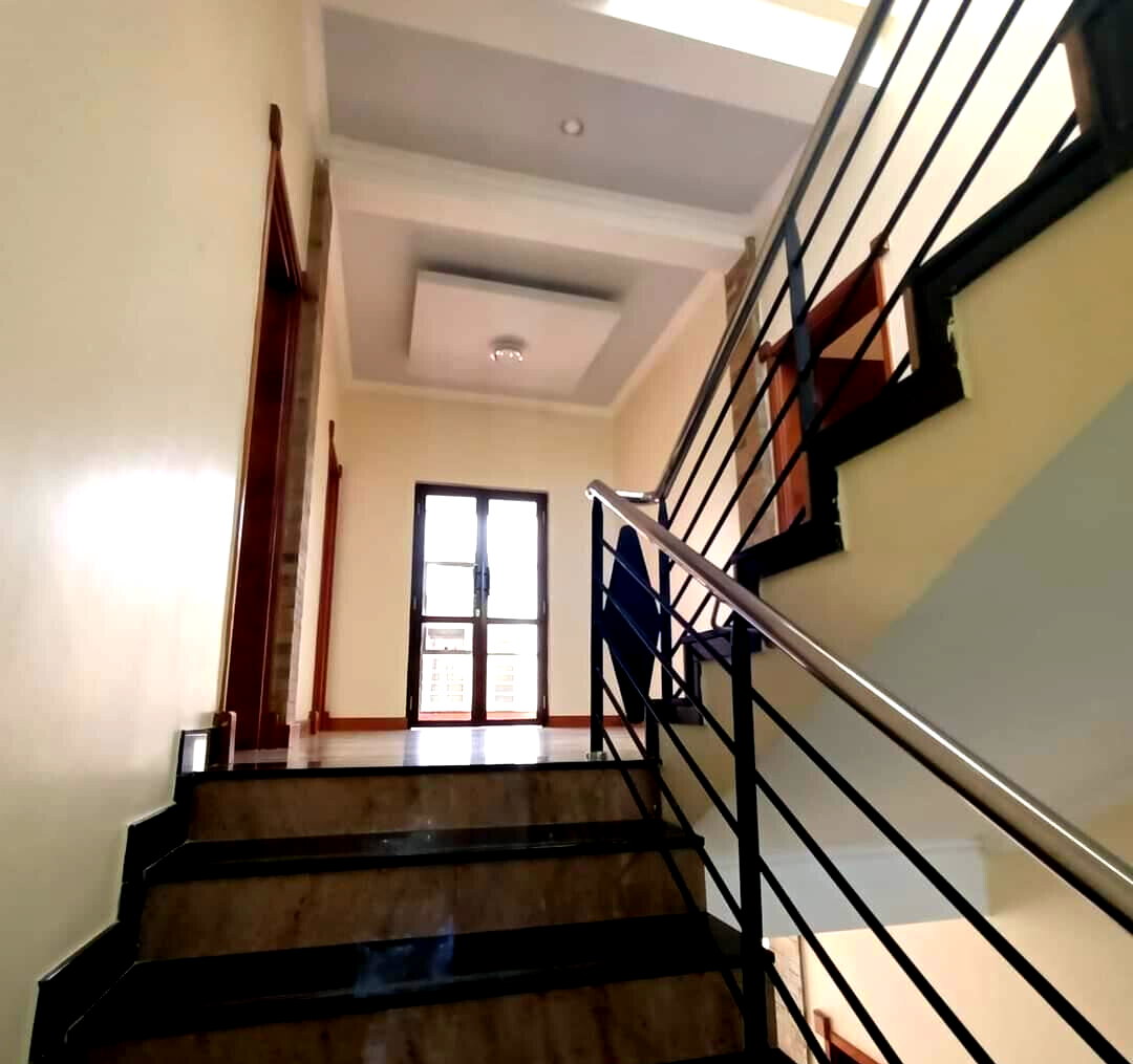 5BR Townhouse with Rooftop Terrace & DSQ - Lavington