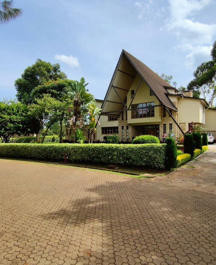 5-Ensuite Townhouse with Lake & Clubhouse Access – Karen