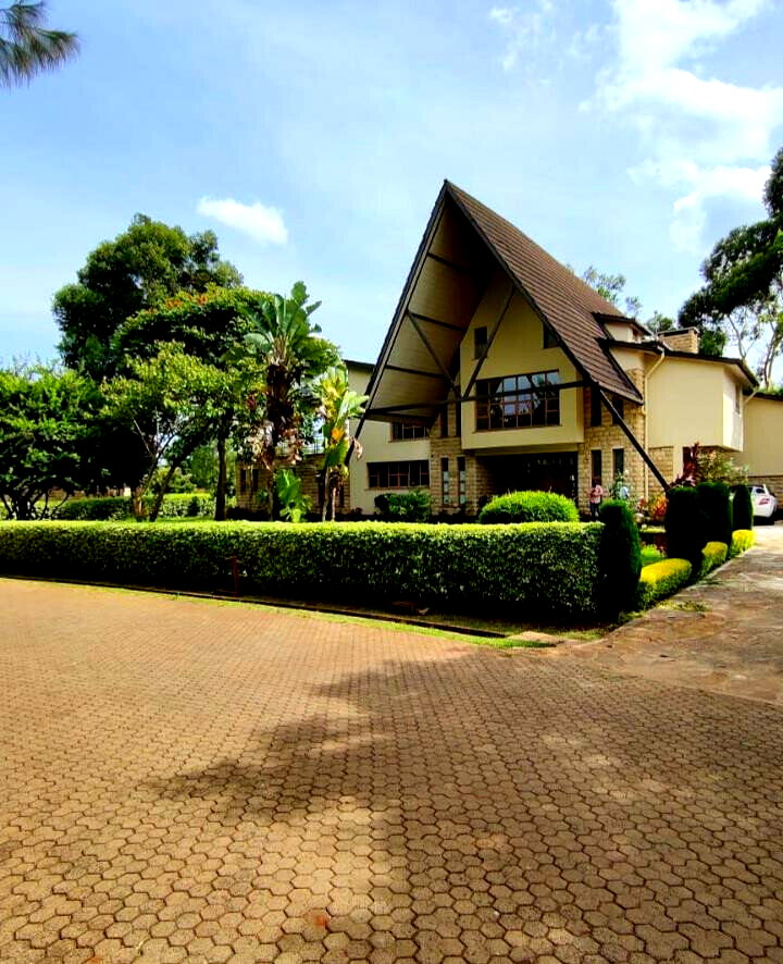 5-Ensuite Townhouse with Lake & Clubhouse Access – Karen