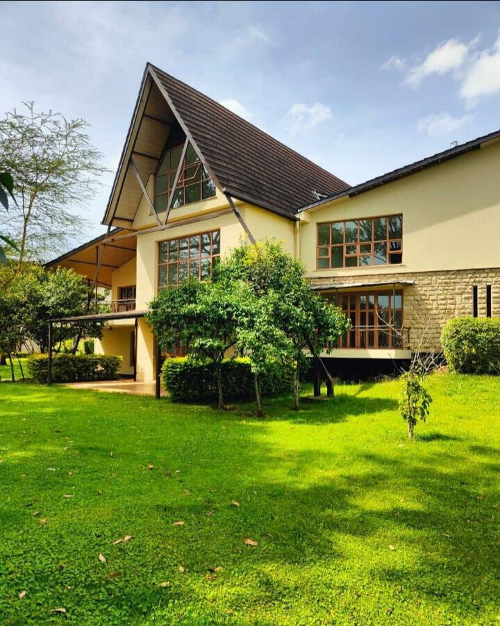 5-Ensuite Townhouse with Lake & Clubhouse Access – Karen