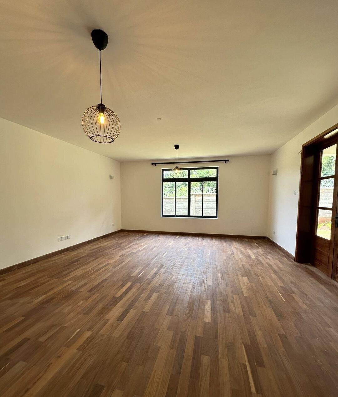 4-Ensuite Townhouse with Fireplace & Manicured Gardens – Karen Hardy