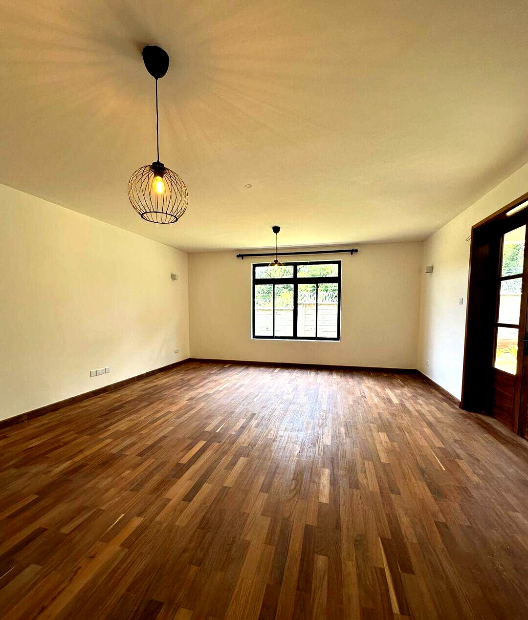 4-Ensuite Townhouse with Fireplace & Manicured Gardens – Karen Hardy