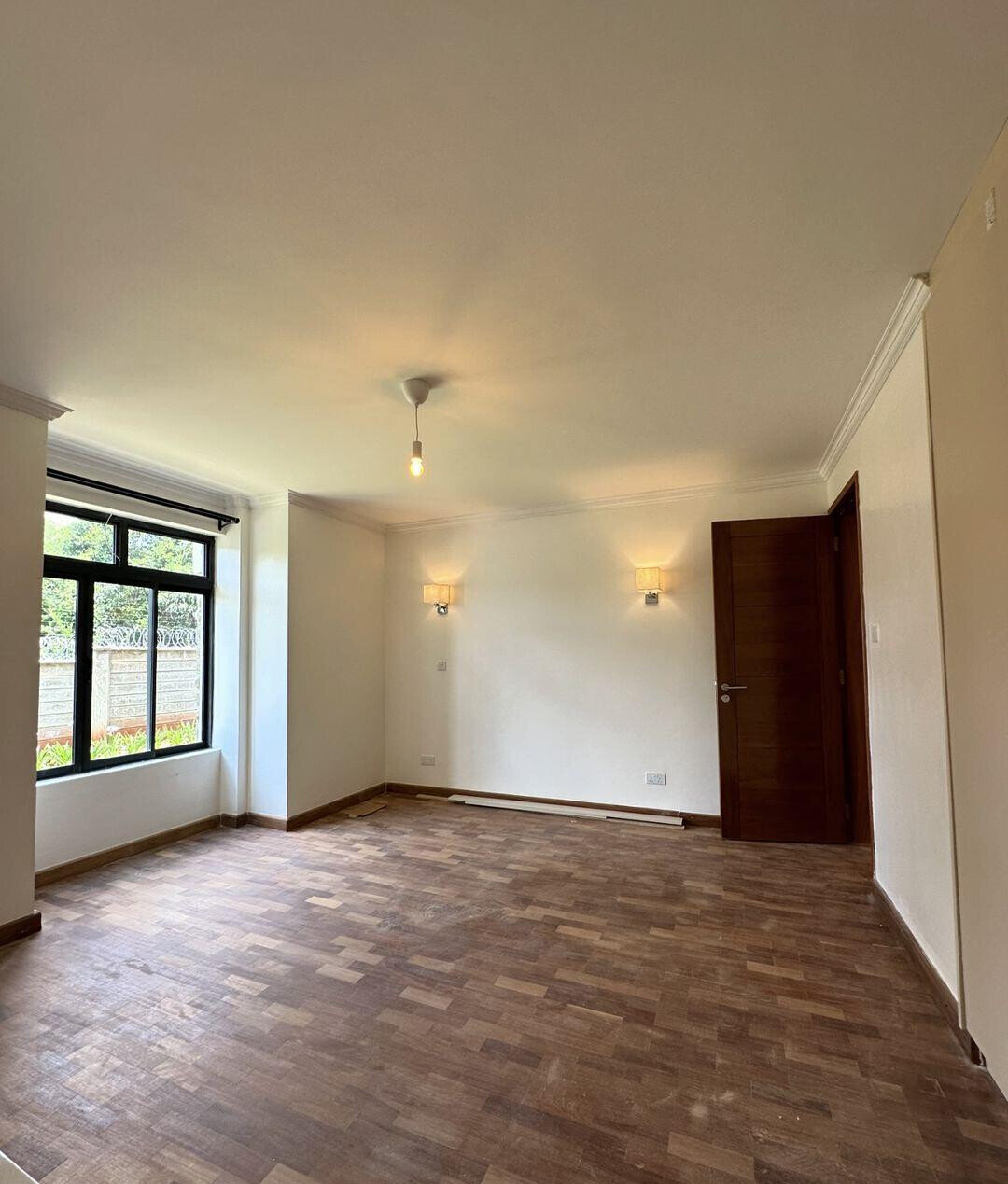 4-Ensuite Townhouse with Fireplace & Manicured Gardens – Karen Hardy