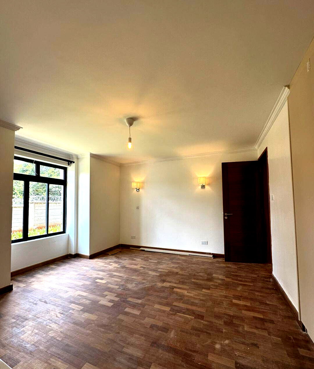 4-Ensuite Townhouse with Fireplace & Manicured Gardens – Karen Hardy