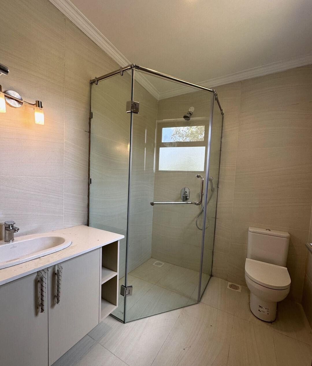 4-Ensuite Townhouse with Fireplace & Manicured Gardens – Karen Hardy