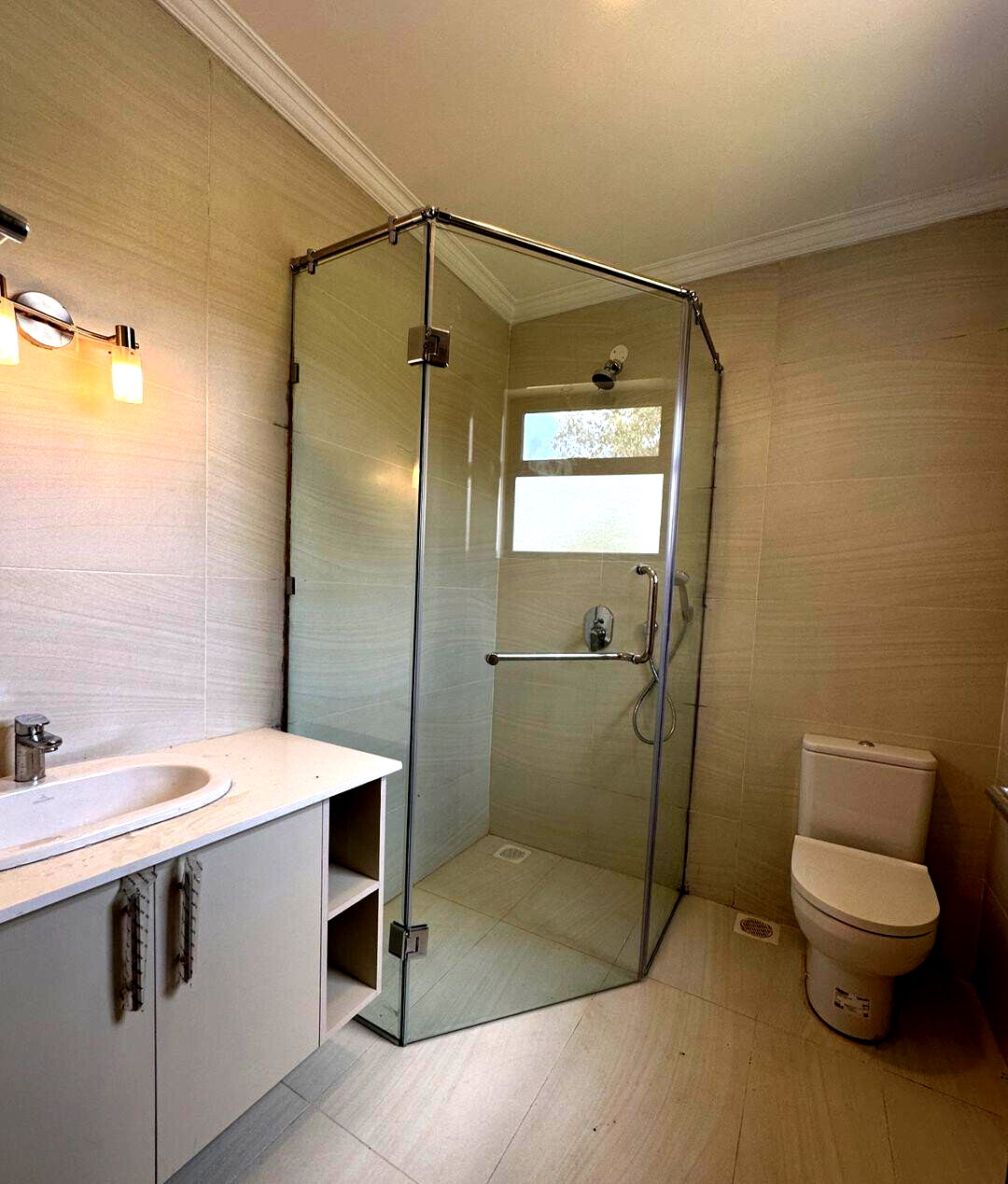 4-Ensuite Townhouse with Fireplace & Manicured Gardens – Karen Hardy