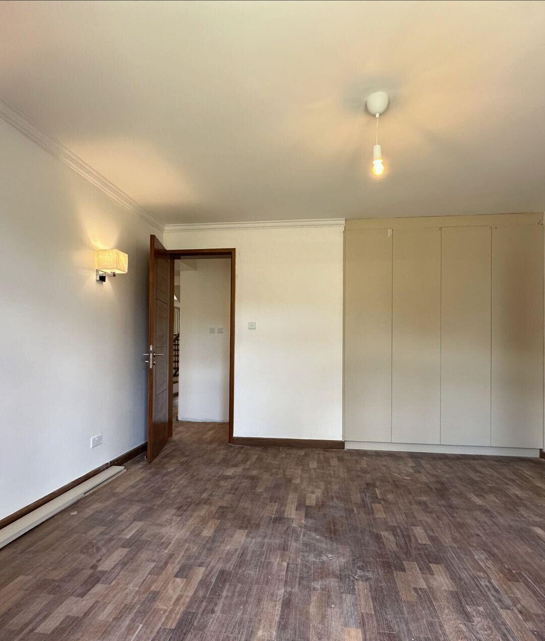 4-Ensuite Townhouse with Fireplace & Manicured Gardens – Karen Hardy