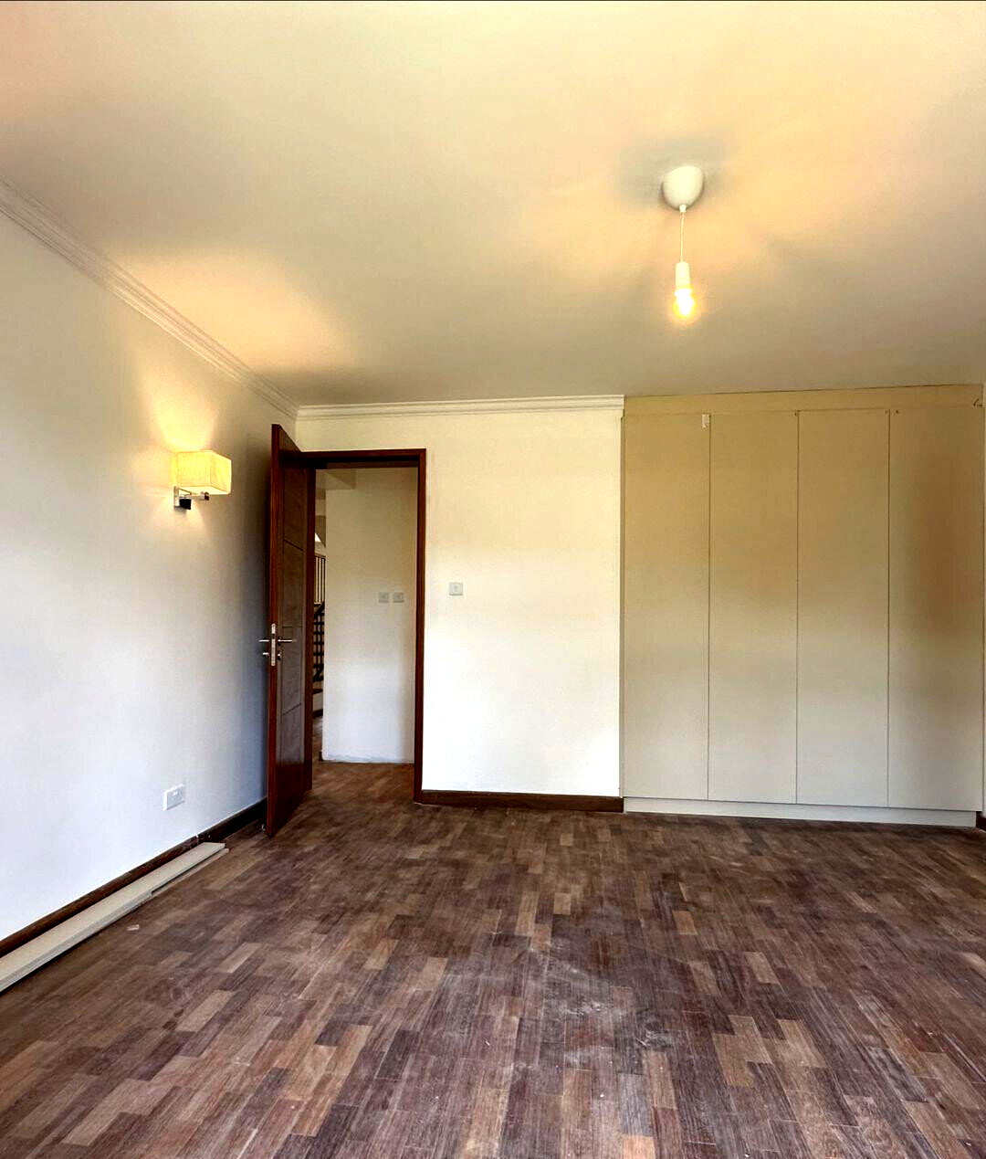 4-Ensuite Townhouse with Fireplace & Manicured Gardens – Karen Hardy