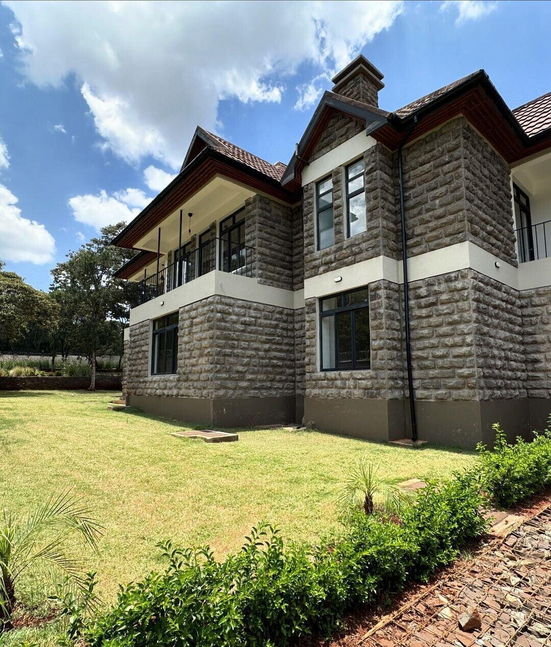4-Ensuite Townhouse with Fireplace & Manicured Gardens – Karen Hardy