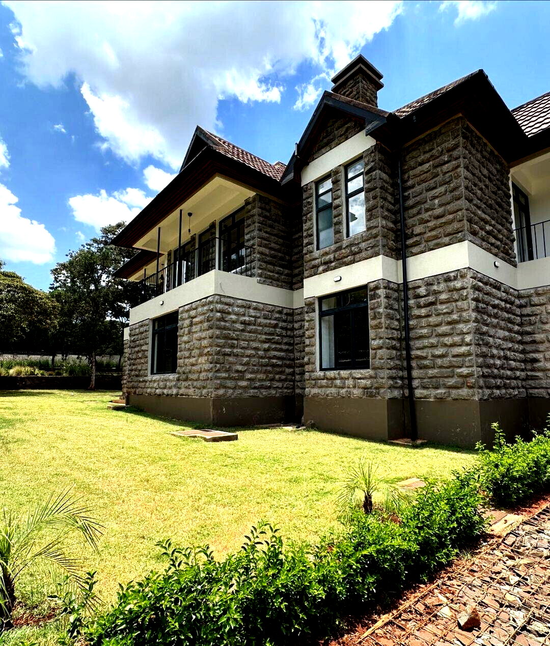 4-Ensuite Townhouse with Fireplace & Manicured Gardens – Karen Hardy
