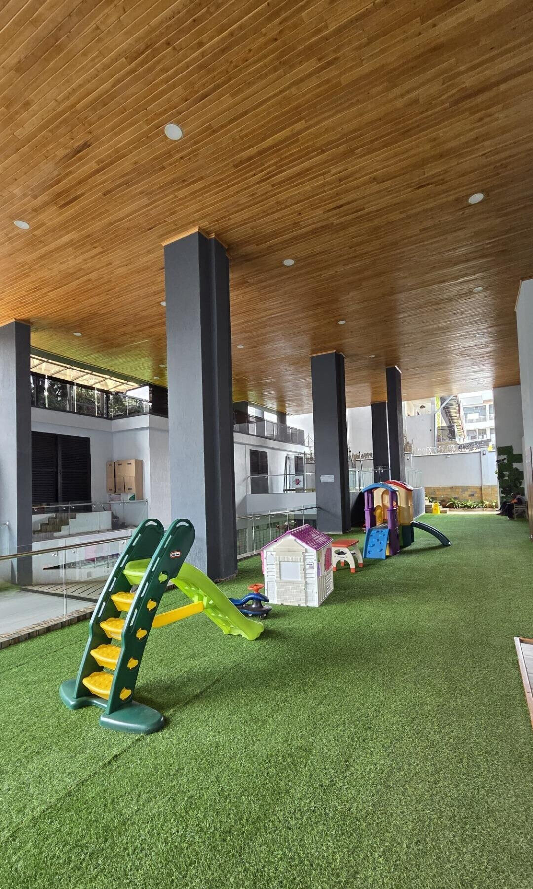 8-Bedroom Duplex Villa with Private Garden & Clubhouse - Spring Valley