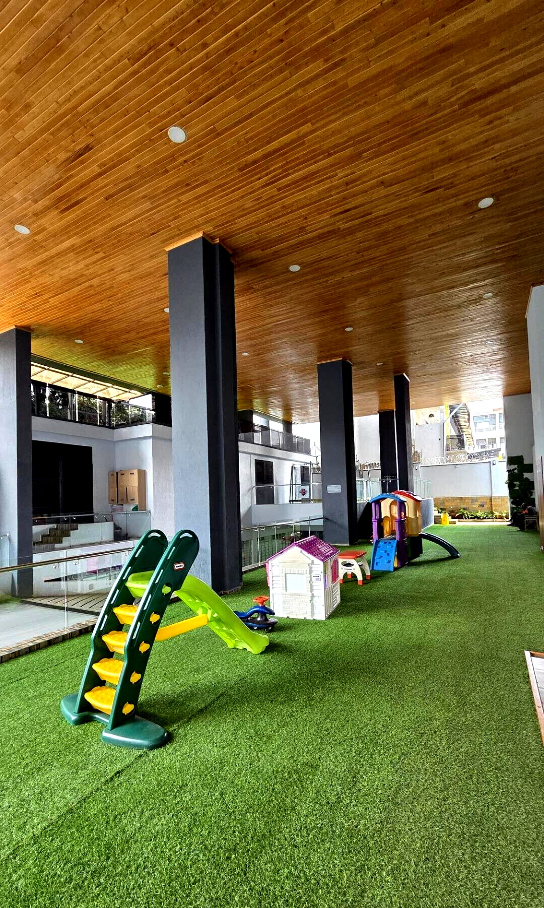 8-Bedroom Duplex Villa with Private Garden & Clubhouse - Spring Valley