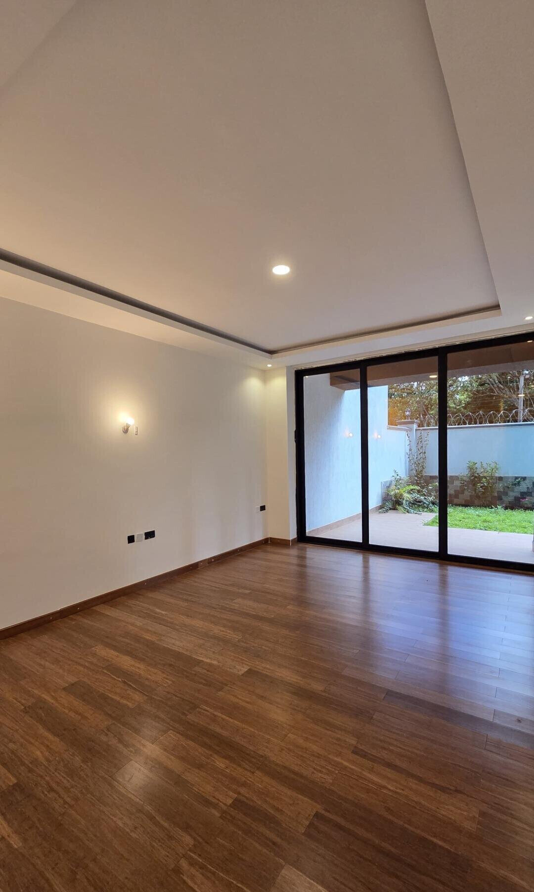 8-Bedroom Duplex Villa with Private Garden & Clubhouse - Spring Valley