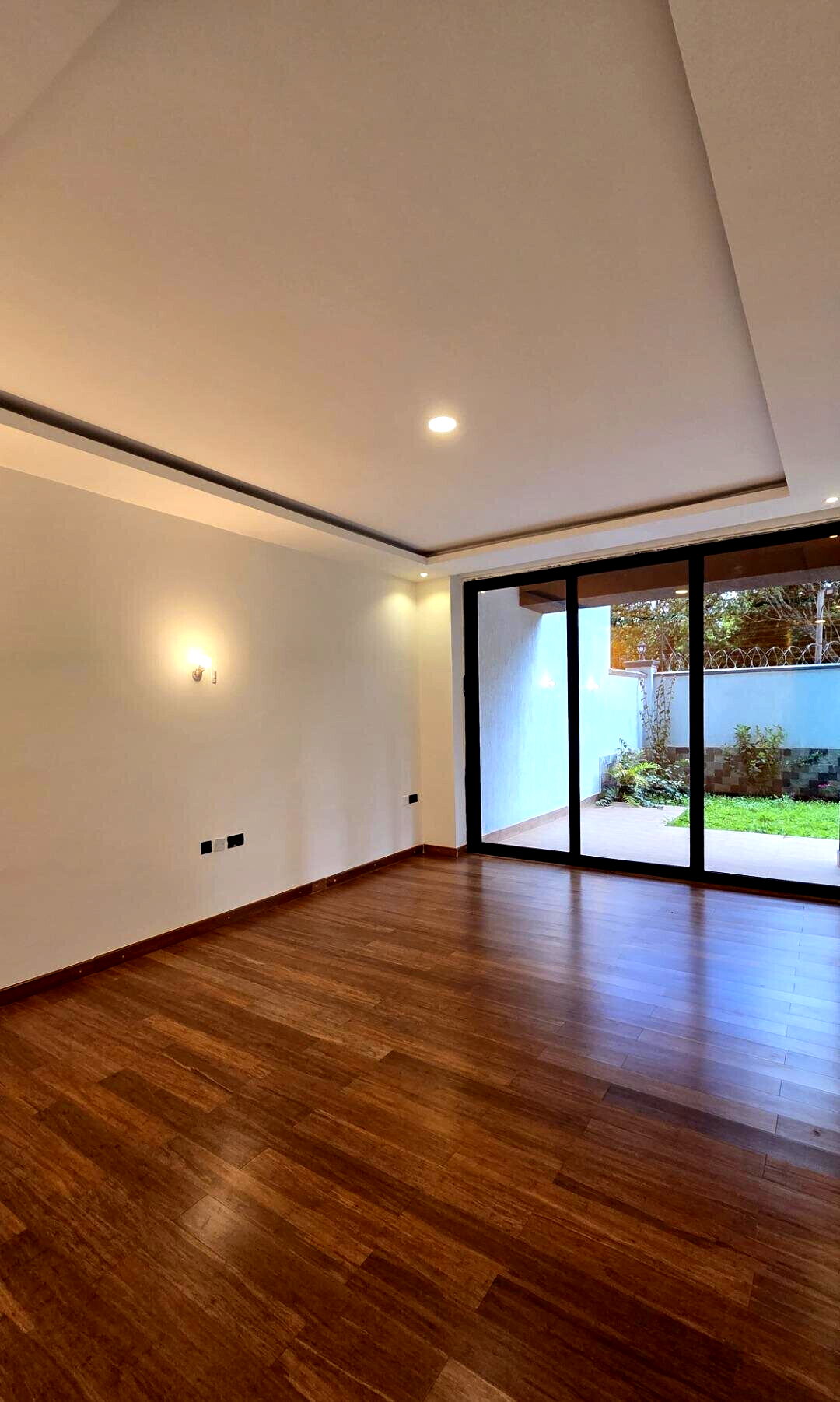 8-Bedroom Duplex Villa with Private Garden & Clubhouse - Spring Valley