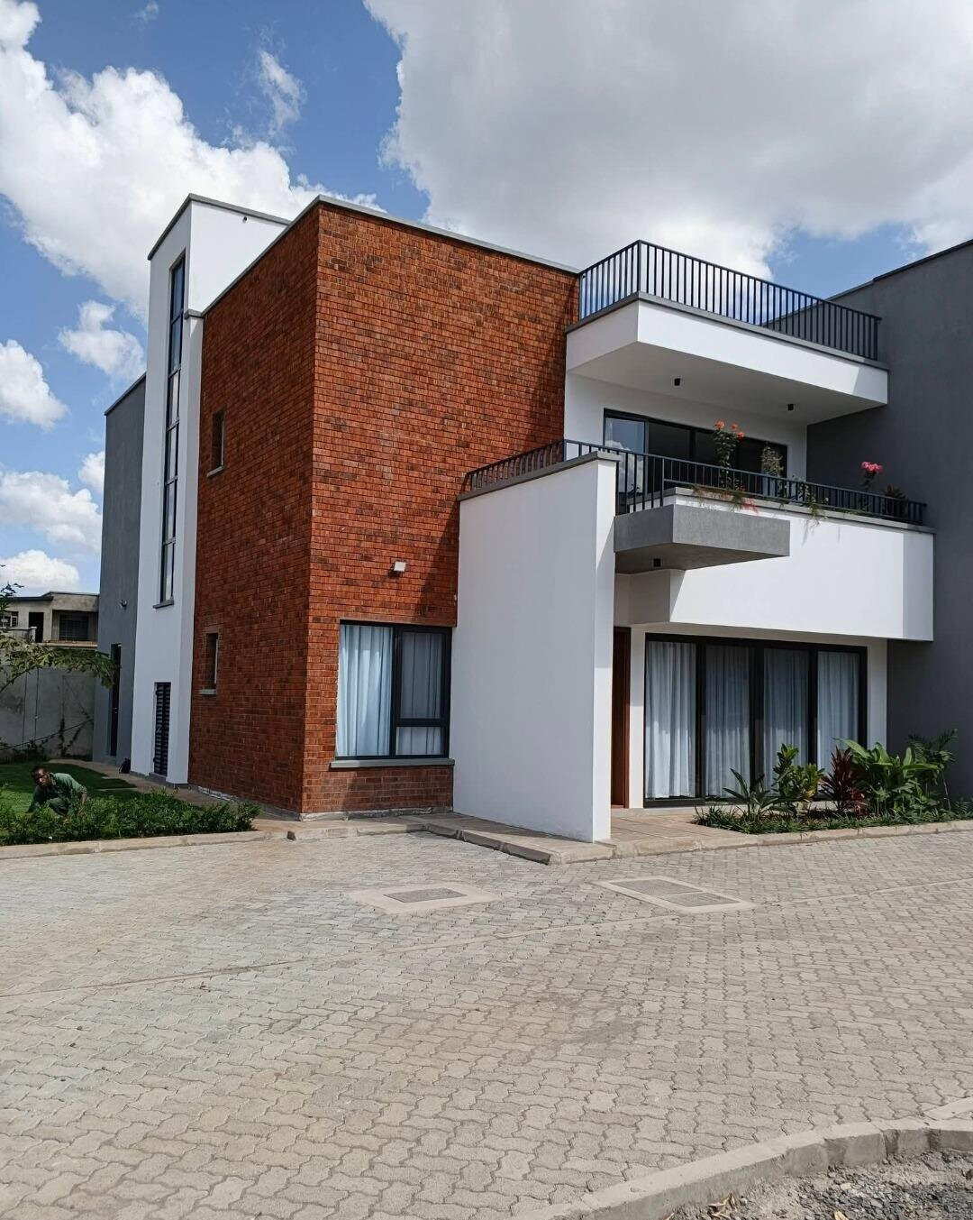 Modern 4BR Duplex with Clubhouse & Pool Access – Langata