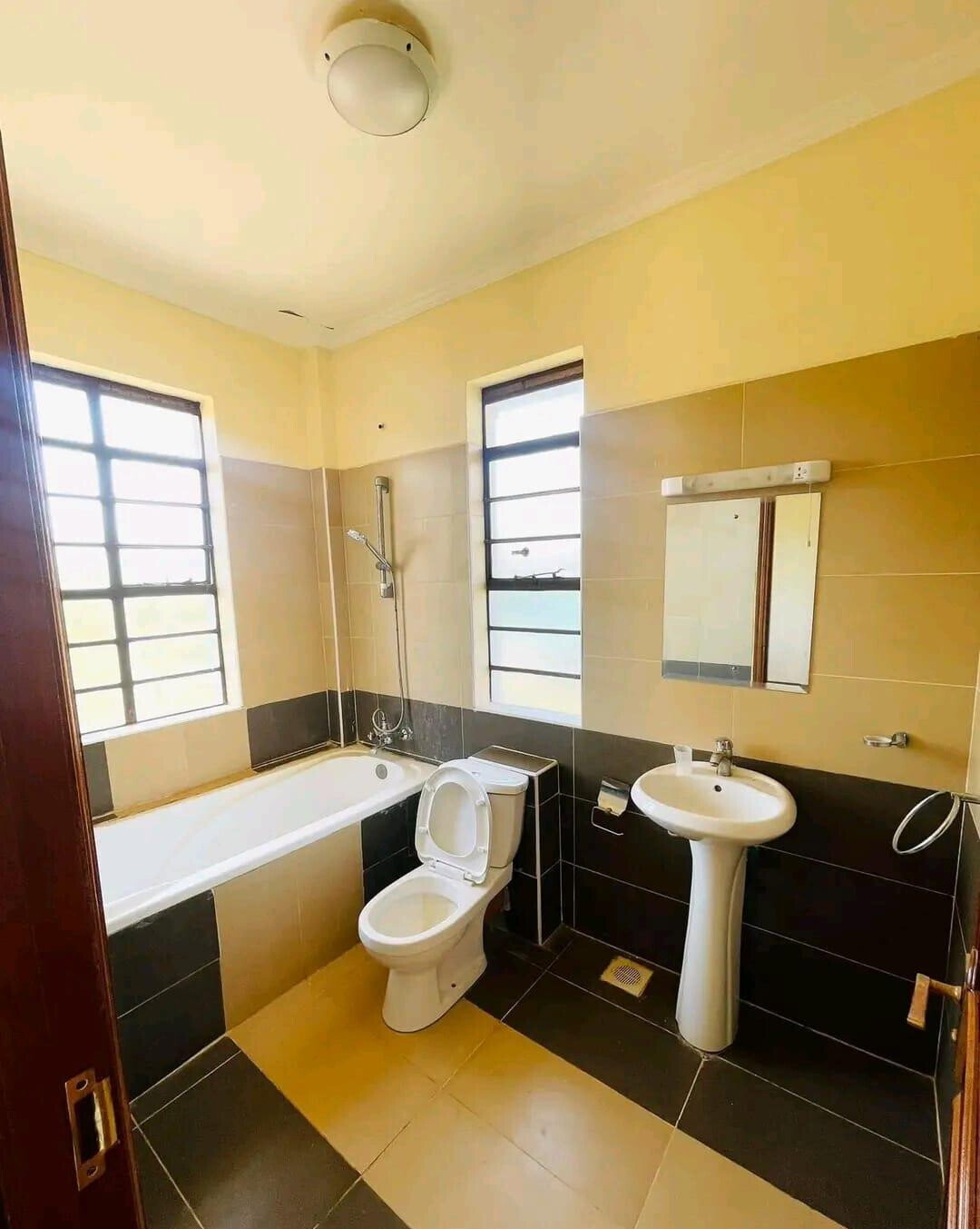 4BR Townhouse with Heated Pool & Clubhouse - Runda