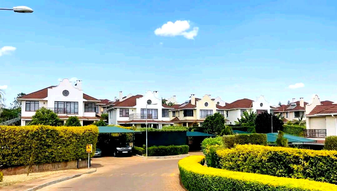 4BR Townhouse with Heated Pool & Clubhouse - Runda