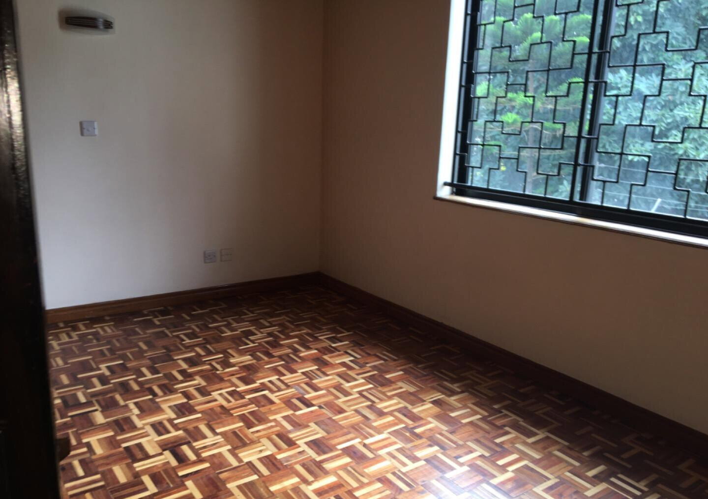 4BR Townhouse with DSQ & Bay Windows - Lavington