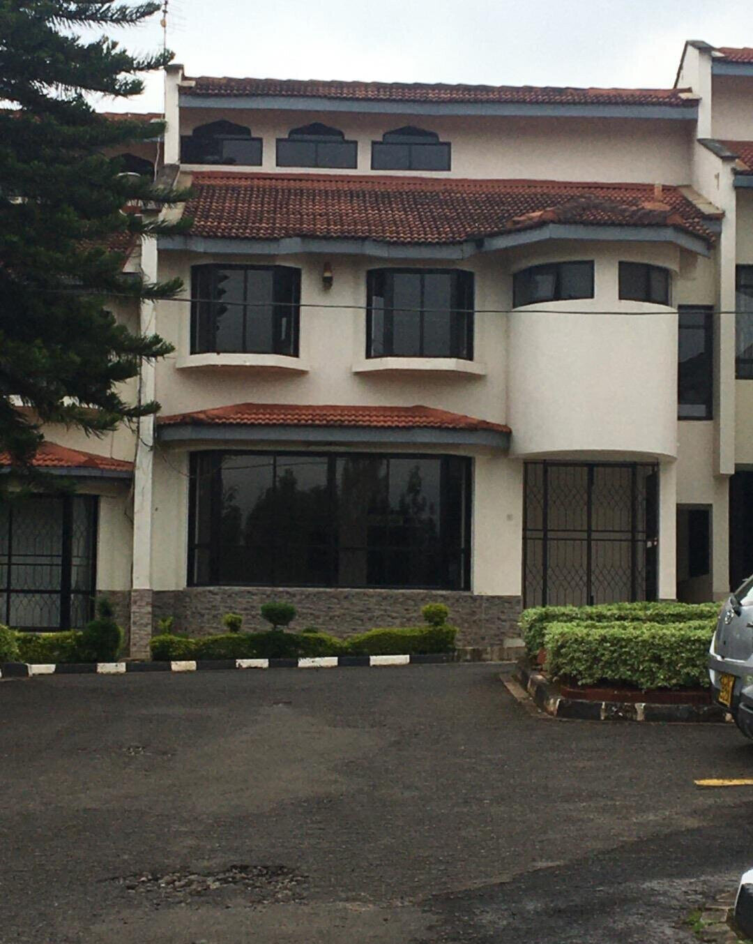 4BR Townhouse with DSQ & Bay Windows - Lavington