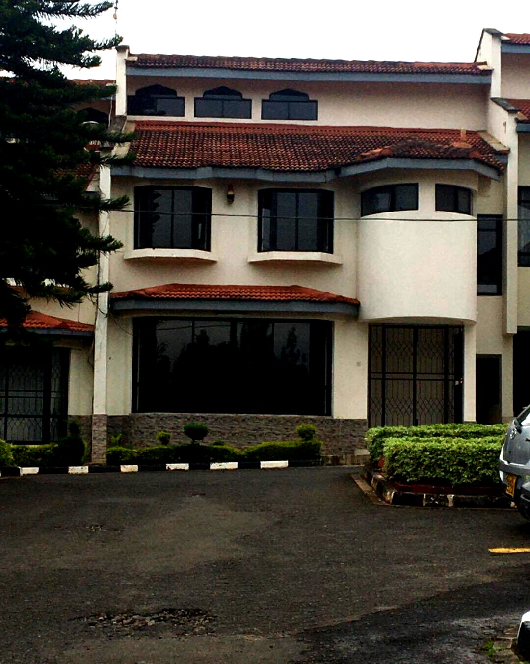 4BR Townhouse with DSQ & Bay Windows - Lavington