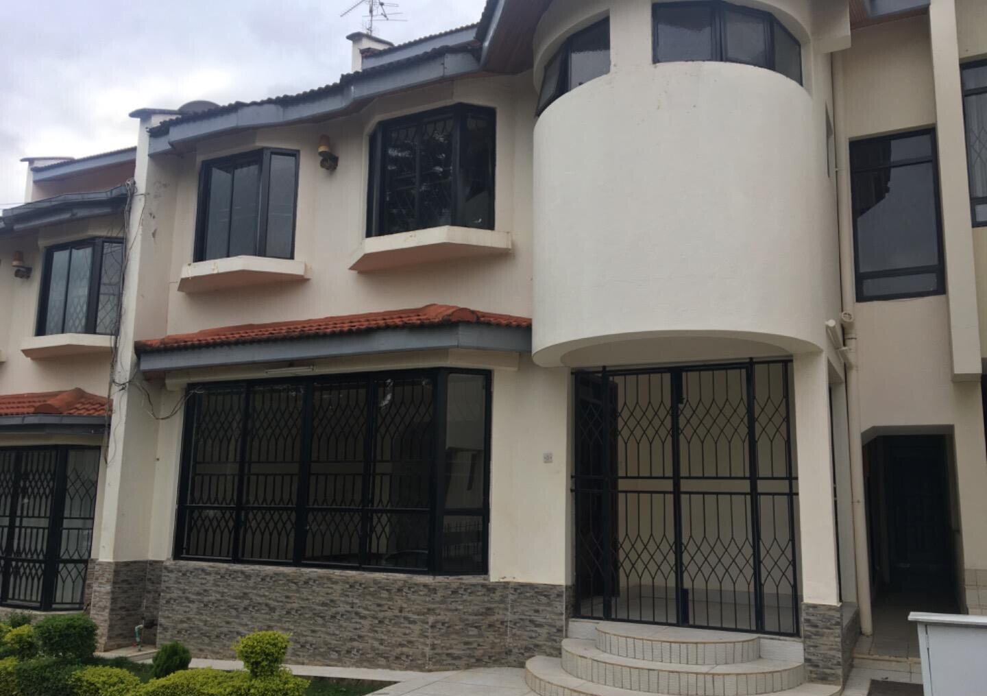 4BR Townhouse with DSQ & Bay Windows - Lavington