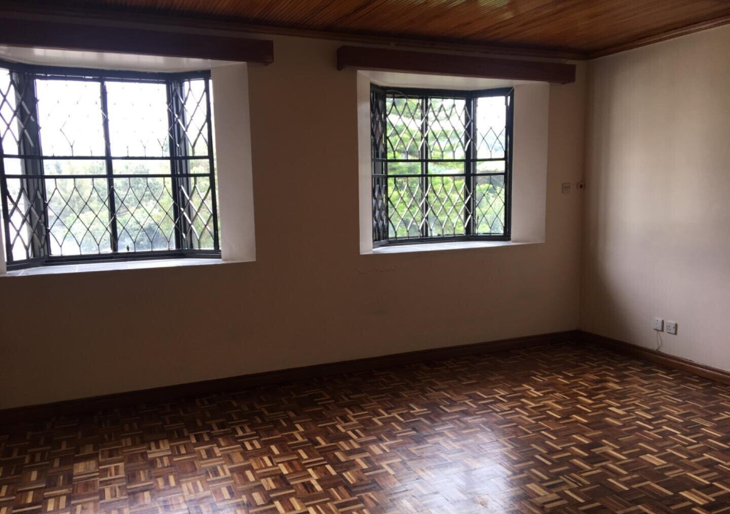 4BR Townhouse with DSQ & Bay Windows - Lavington
