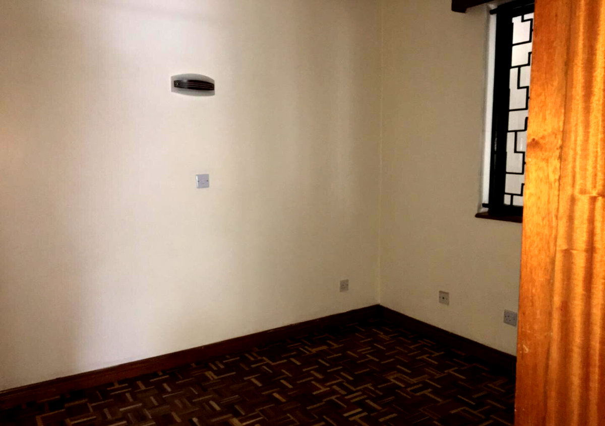 4BR Townhouse with DSQ & Bay Windows - Lavington