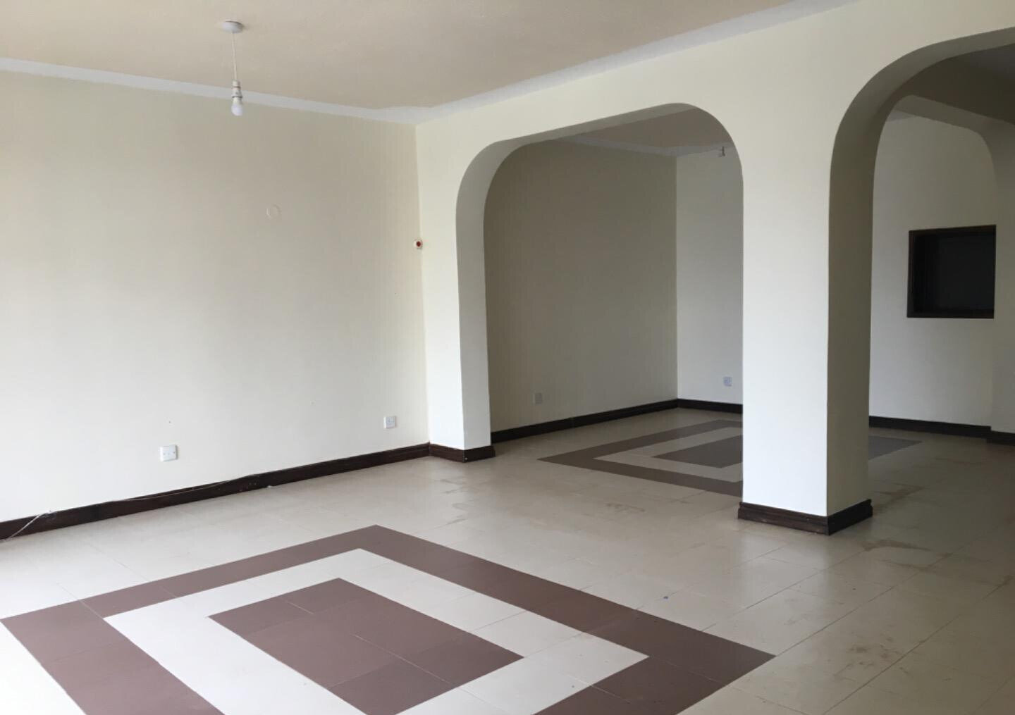4BR Townhouse with DSQ & Bay Windows - Lavington
