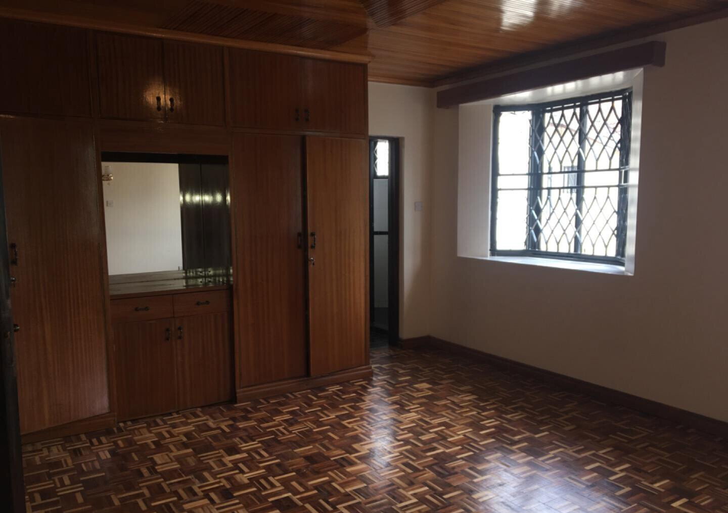 4BR Townhouse with DSQ & Bay Windows - Lavington