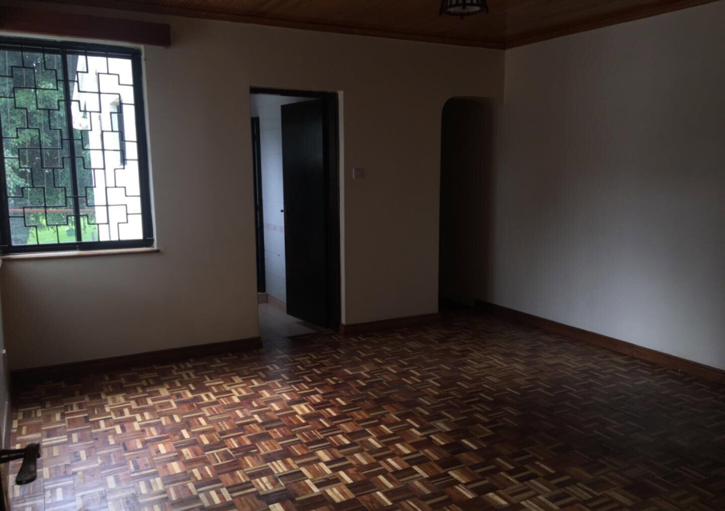 4BR Townhouse with DSQ & Bay Windows - Lavington