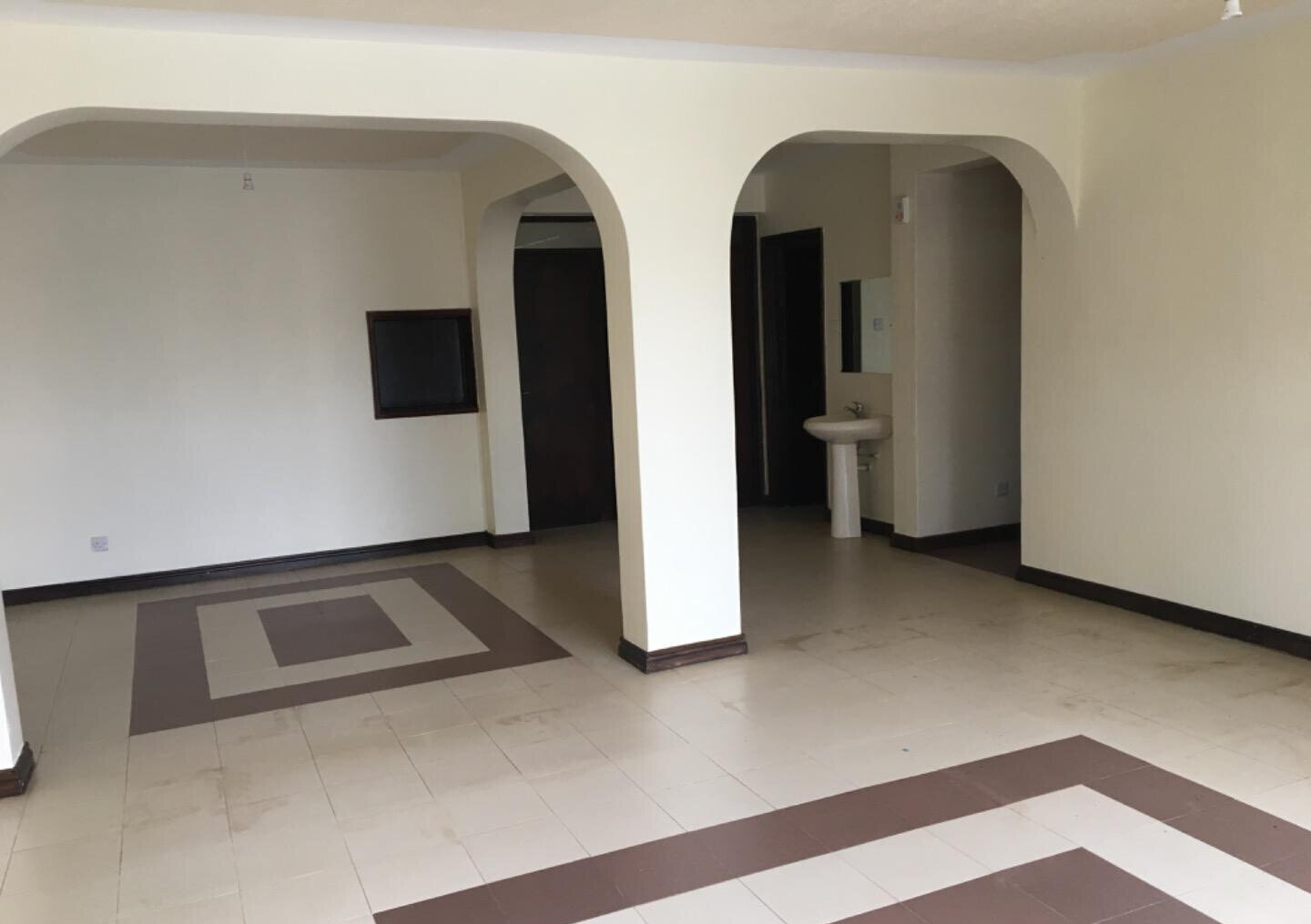 4BR Townhouse with DSQ & Bay Windows - Lavington