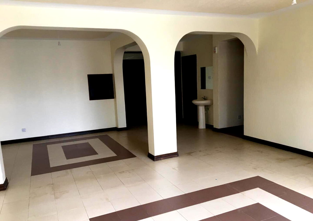4BR Townhouse with DSQ & Bay Windows - Lavington