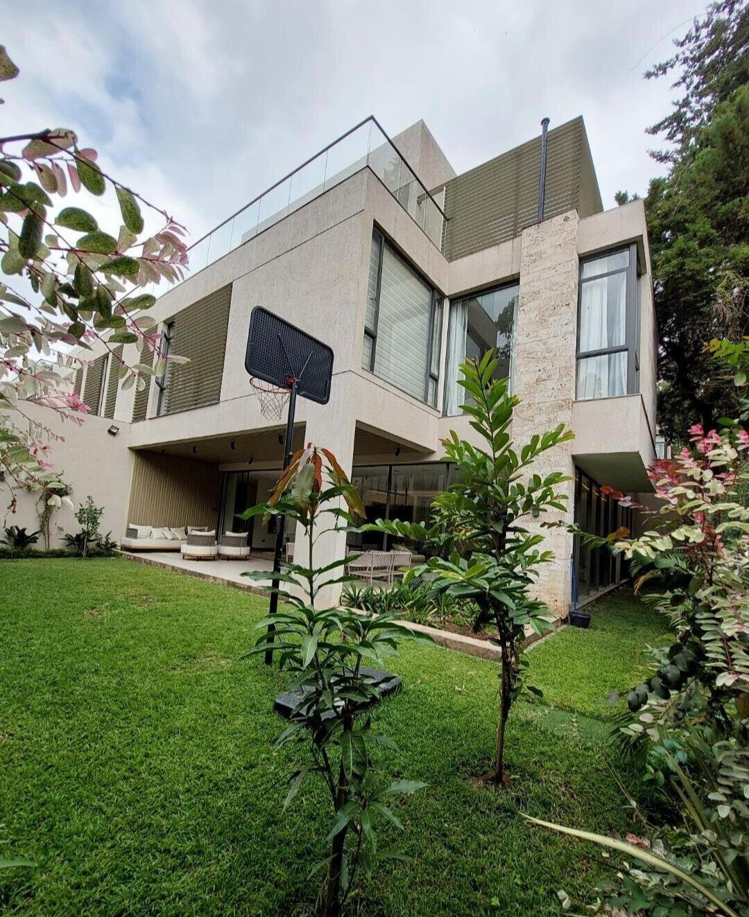 5BR Townhouse with Gourmet Kitchen & Landscaped Garden - Lavington