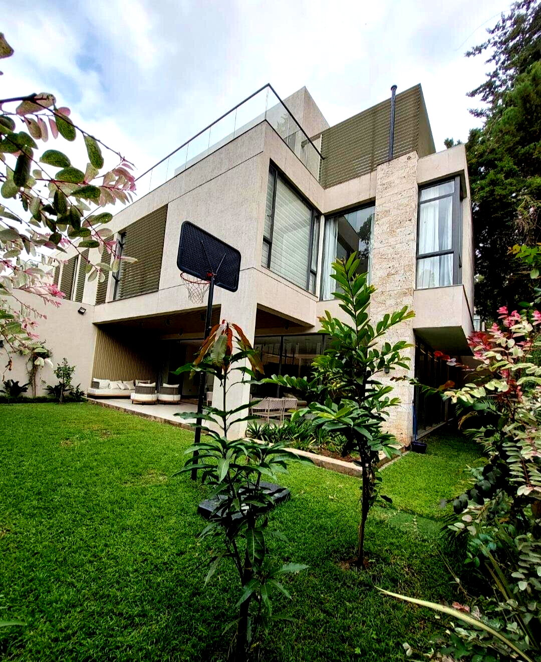 5BR Townhouse with Gourmet Kitchen & Landscaped Garden - Lavington