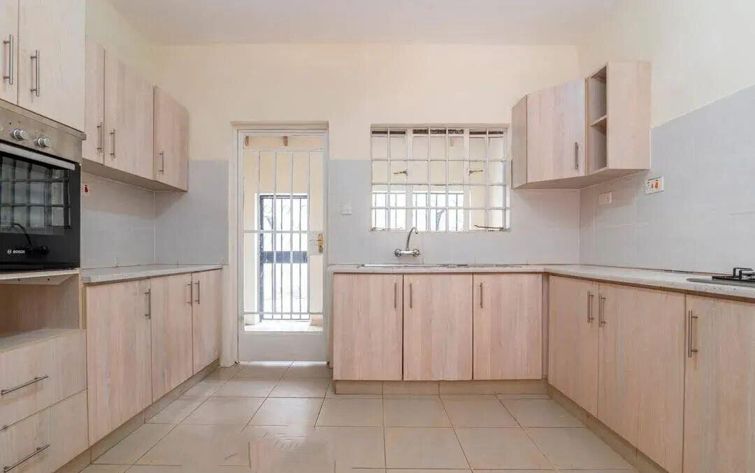 Rustic 5BR All-Ensuite Townhouse with DSQ & Solar - Kileleshwa