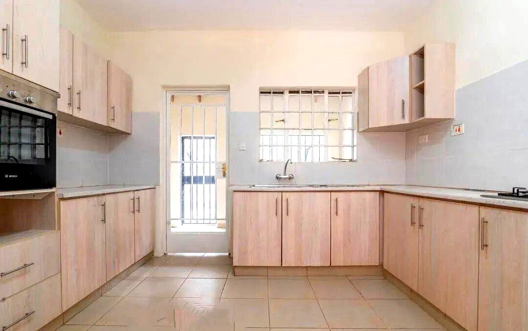 Rustic 5BR All-Ensuite Townhouse with DSQ & Solar - Kileleshwa