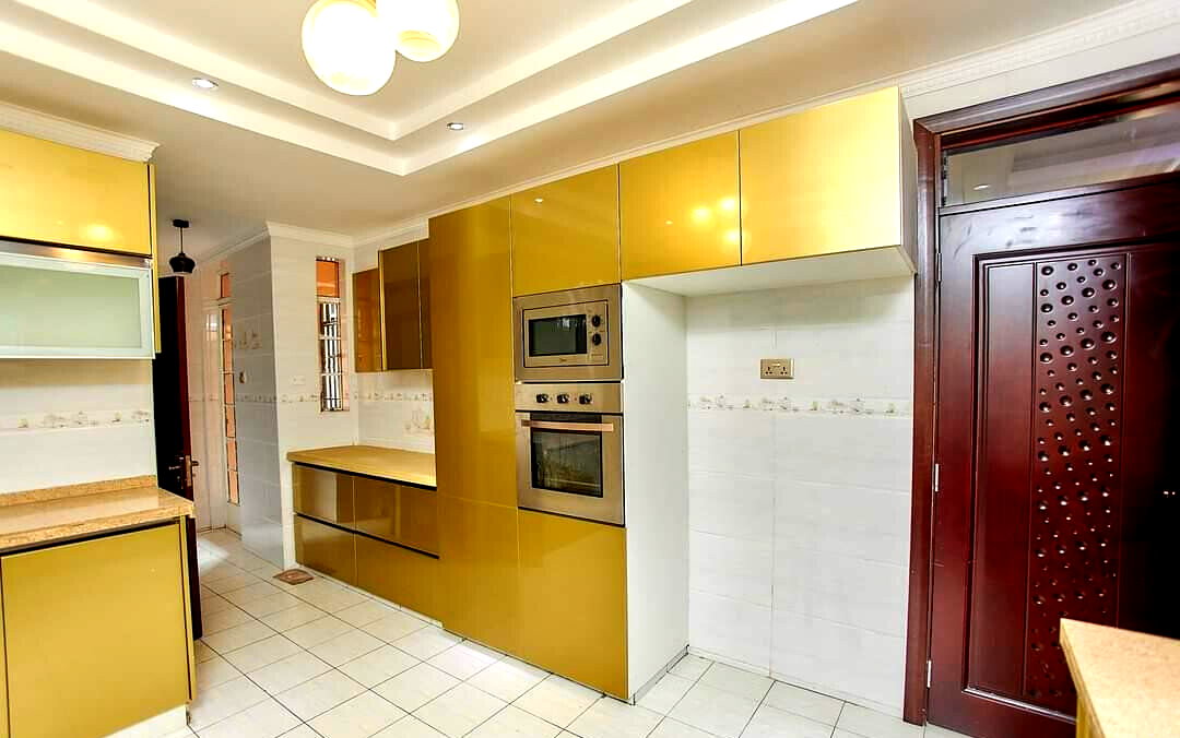 5-Ensuite Townhouse with Sunken Lounge & Loft - Lavington